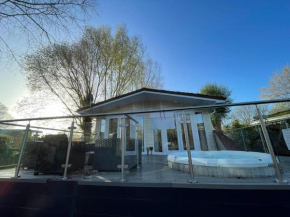 Peaceful Lakeside Lodge LF with hot tub, private fishing peg situated Tattershall Lakes